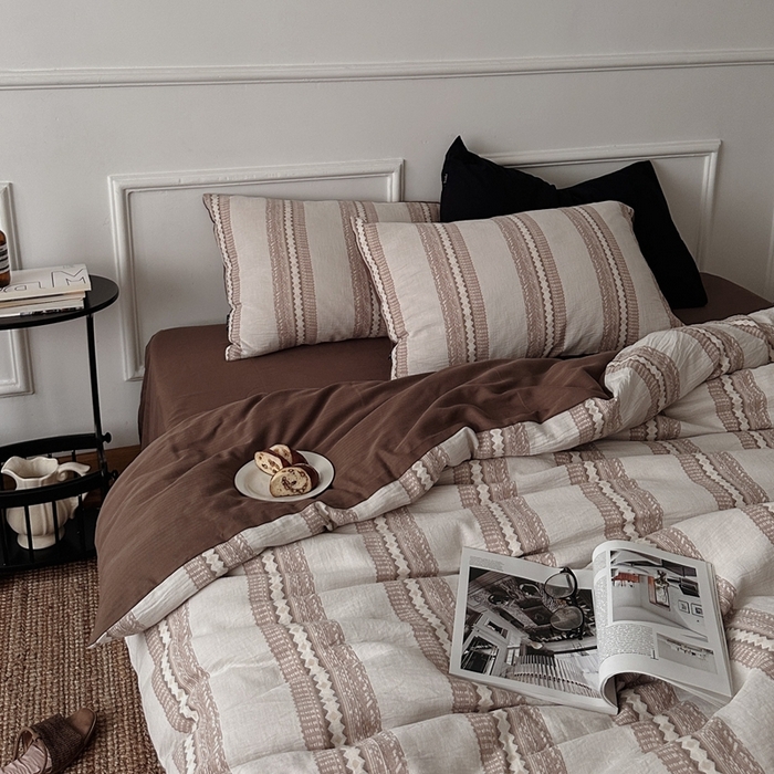 91家纺网 家纺一手货源 找家纺 柚可家居 2025新款40支全棉纯棉提花人字纹四件套-克拉玛依夜（风格二）（严格控价券后不低于：318和338元，套件会员减20元） 克拉玛依夜（枕套提花+蜜棕）