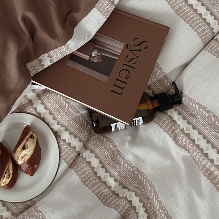 91家纺网 家纺一手货源 找家纺 柚可家居 2025新款40支全棉纯棉提花人字纹四件套-克拉玛依夜（风格二）（严格控价券后不低于：318和338元，套件会员减20元） 克拉玛依夜（枕套提花+蜜棕）