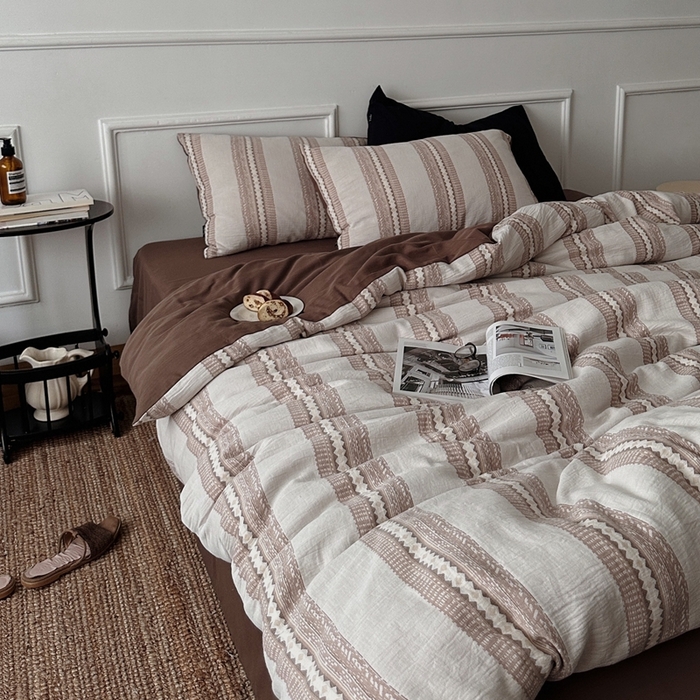 91家纺网 家纺一手货源 找家纺 柚可家居 2025新款40支全棉纯棉提花人字纹四件套-克拉玛依夜（风格二）（严格控价券后不低于：318和338元，套件会员减20元） 克拉玛依夜（枕套提花+蜜棕）