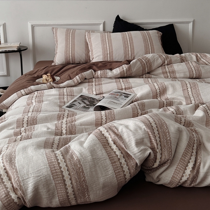 91家纺网 家纺一手货源 找家纺 柚可家居 2025新款40支全棉纯棉提花人字纹四件套-克拉玛依夜（风格二）（严格控价券后不低于：318和338元，套件会员减20元） 克拉玛依夜（枕套提花+蜜棕）