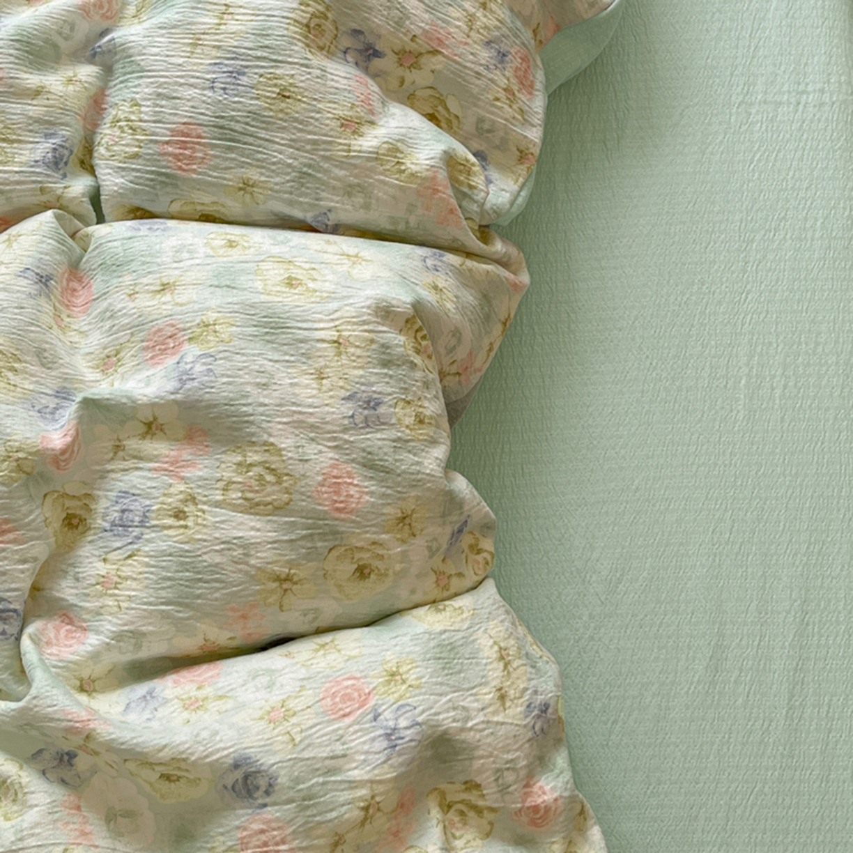 91家纺网 家纺一手货源 找家纺 （总）玉海棠家纺 2025新款云感提花双层纱印花系列四件套-场景二