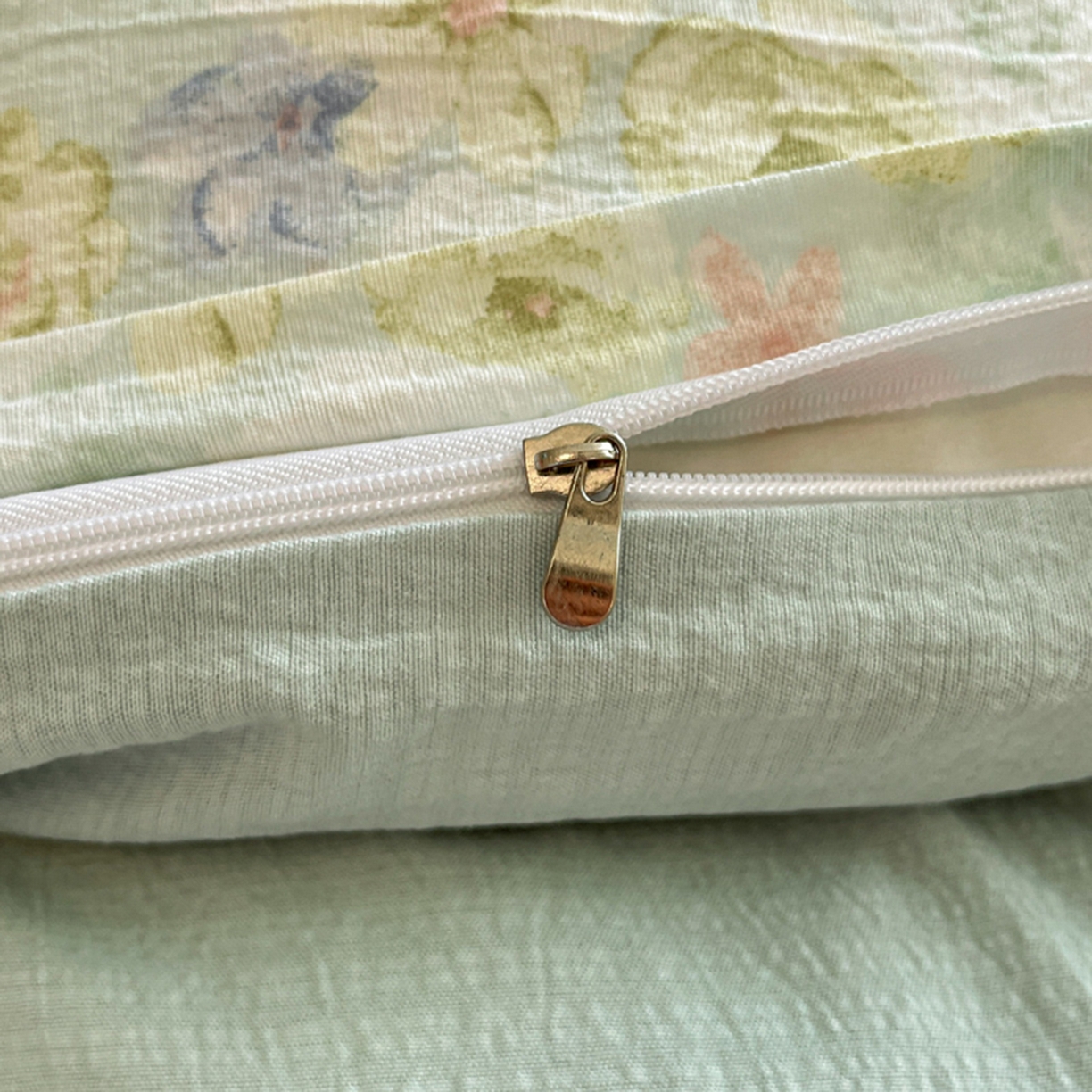 91家纺网 家纺一手货源 找家纺 （总）玉海棠家纺 2025新款云感提花双层纱印花系列四件套-场景二