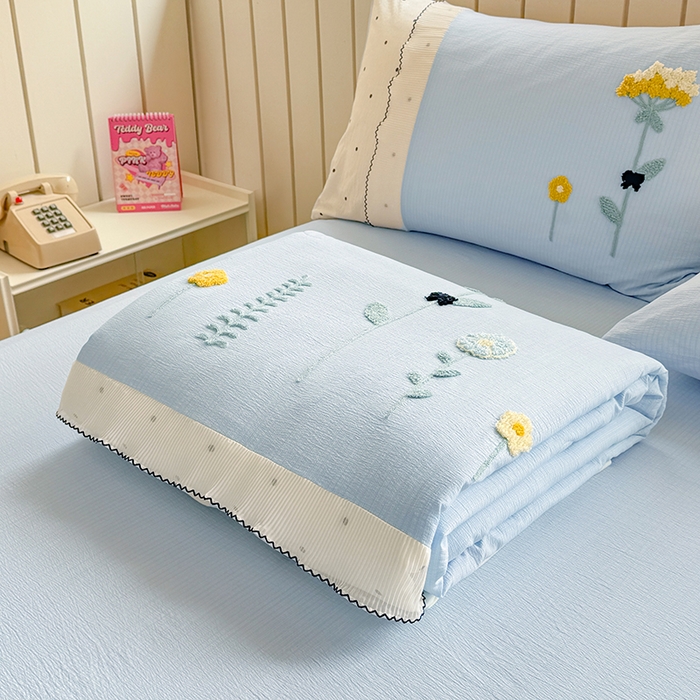 91家纺网 家纺一手货源 找家纺 梧桐家居 2025爆款小清新绣花蕾丝边全棉夏被夏凉被空调被四件套 安娜花园 安娜花园-天蓝