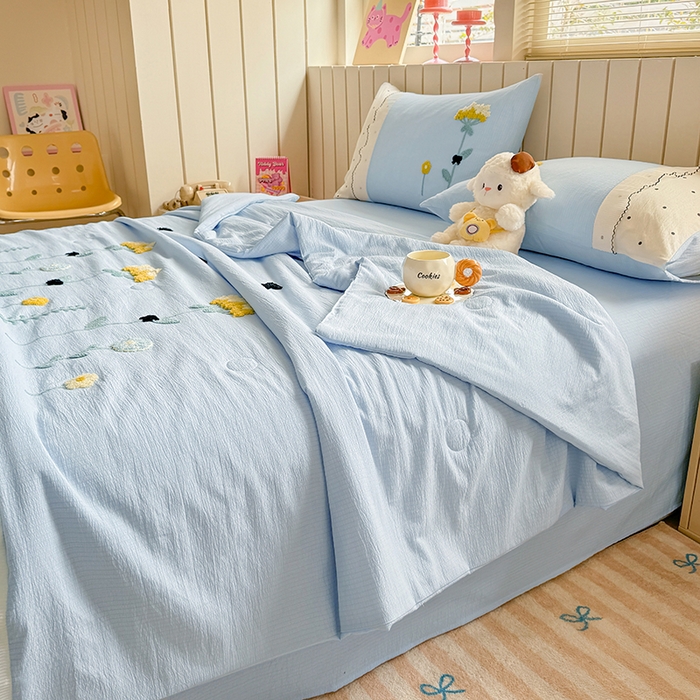 91家纺网 家纺一手货源 找家纺 梧桐家居 2025爆款小清新绣花蕾丝边全棉夏被夏凉被空调被四件套 安娜花园 安娜花园-天蓝