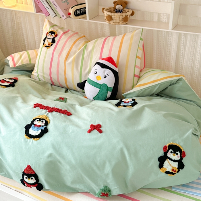 91家纺网 家纺一手货源 找家纺 如意朵 2025新款全棉小清新绣花学生季三四件套 小企鹅