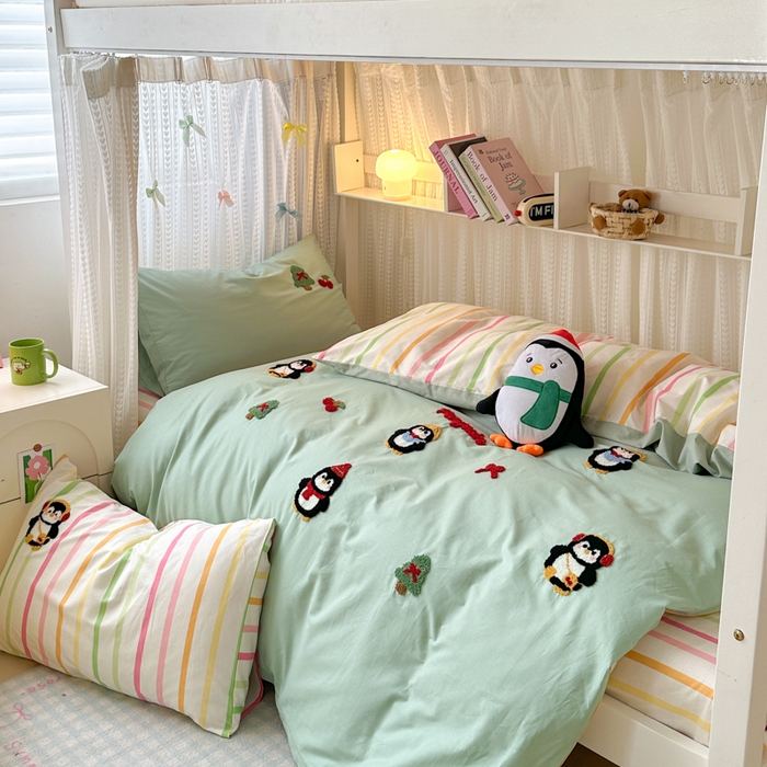 91家纺网 家纺一手货源 找家纺 如意朵 2025新款全棉小清新绣花学生季三四件套 小企鹅