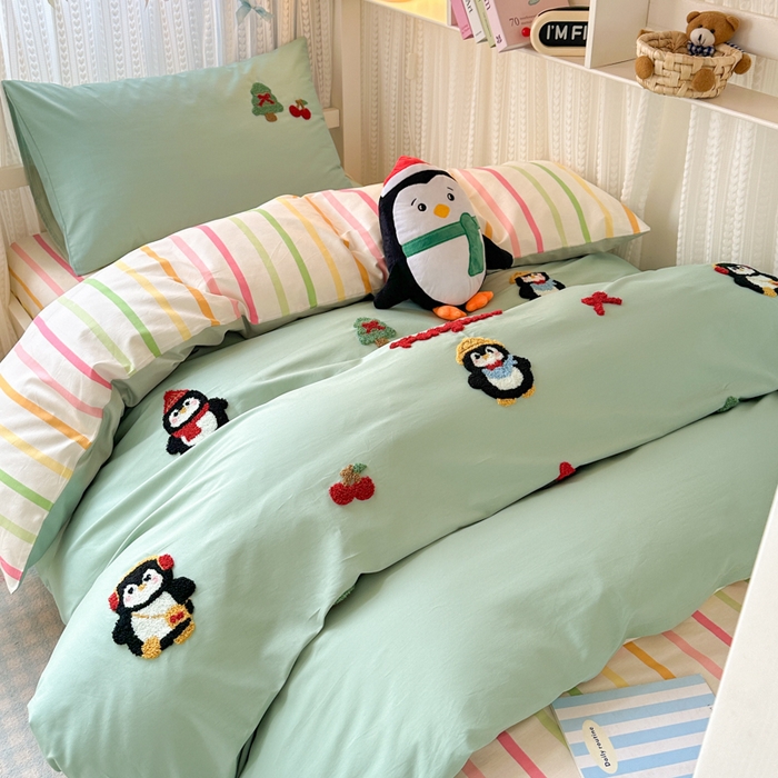 91家纺网 家纺一手货源 找家纺 如意朵 2025新款全棉小清新绣花学生季三四件套 小企鹅