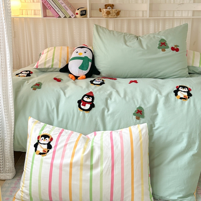 91家纺网 家纺一手货源 找家纺 如意朵 2025新款全棉小清新绣花学生季三四件套 小企鹅