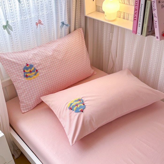 91家纺网 家纺一手货源 找家纺 如意朵 2025新款全棉小清新绣花学生季三四件套 小甜品