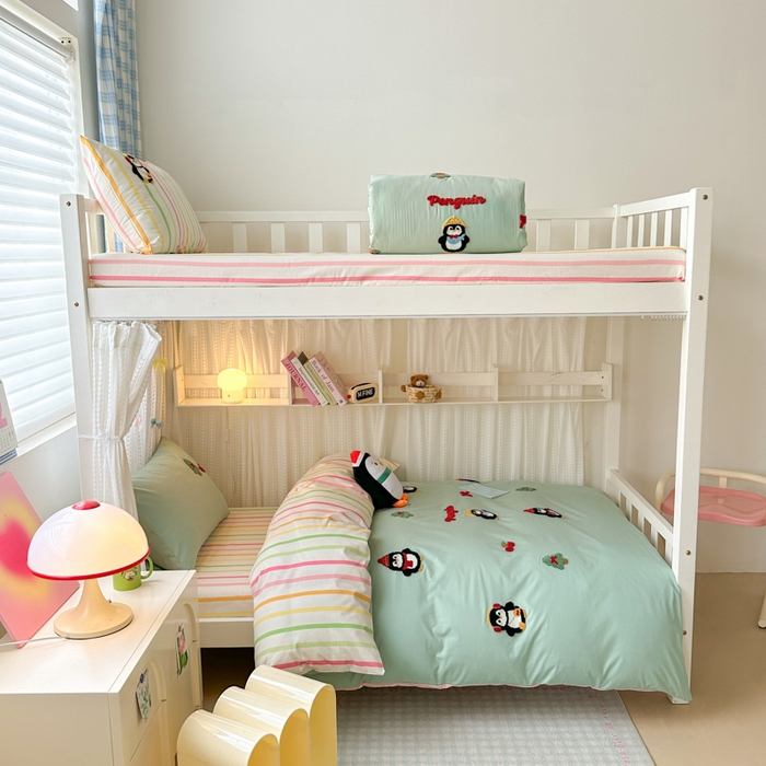 91家纺网 家纺一手货源 找家纺 如意朵 2025新款全棉小清新绣花学生季三四件套 小企鹅