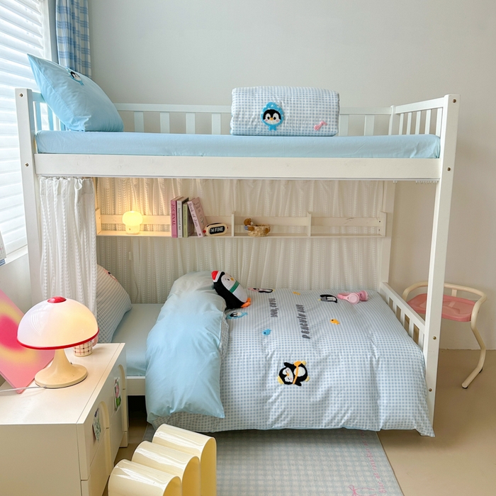 91家纺网 家纺一手货源 找家纺 如意朵 2025新款全棉小清新绣花学生季三四件套 企鹅抱抱