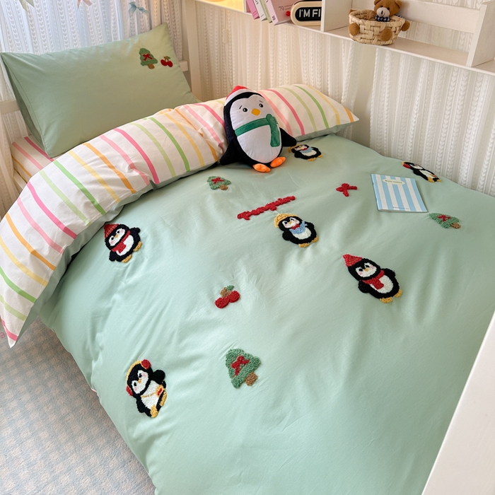 91家纺网 家纺一手货源 找家纺 如意朵 2025新款全棉小清新绣花学生季三四件套 小企鹅