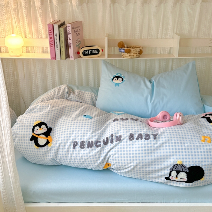 91家纺网 家纺一手货源 找家纺 如意朵 2025新款全棉小清新绣花学生季三四件套 企鹅抱抱