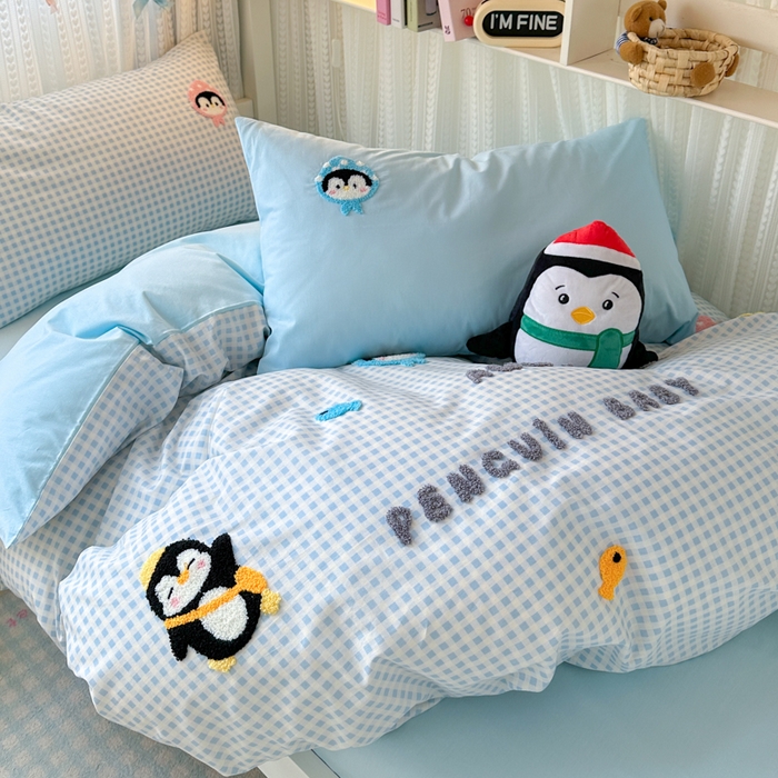 91家纺网 家纺一手货源 找家纺 如意朵 2025新款全棉小清新绣花学生季三四件套 企鹅抱抱