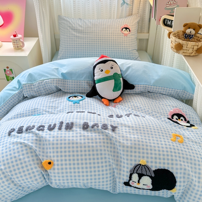 91家纺网 家纺一手货源 找家纺 如意朵 2025新款全棉小清新绣花学生季三四件套 企鹅抱抱