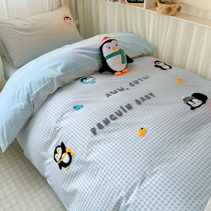 91家纺网 家纺一手货源 找家纺 如意朵 2025新款全棉小清新绣花学生季三四件套 企鹅抱抱