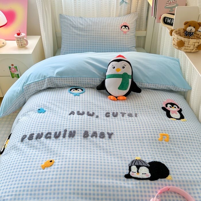 91家纺网 家纺一手货源 找家纺 如意朵 2025新款全棉小清新绣花学生季三四件套 企鹅抱抱