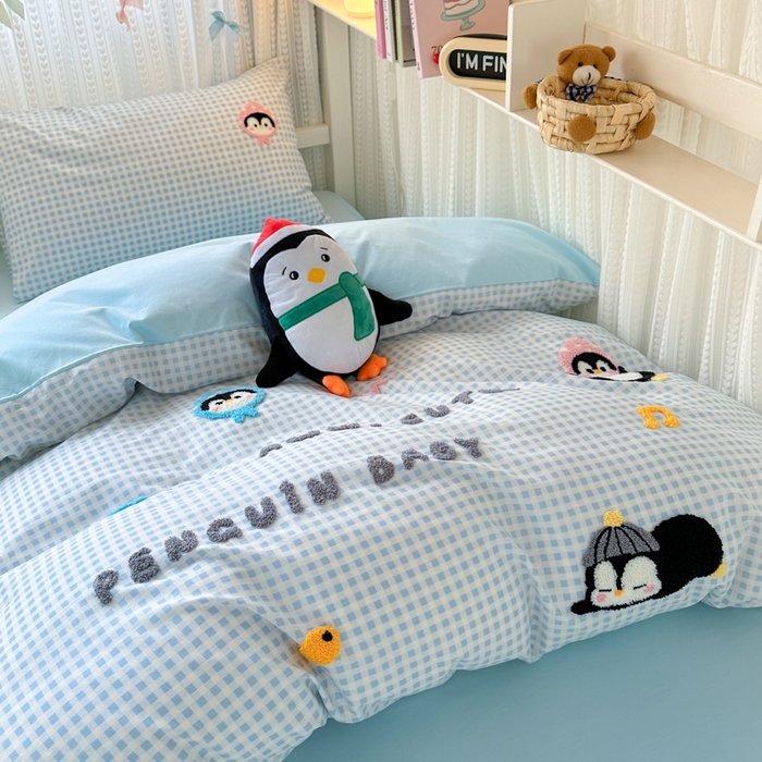 91家纺网 家纺一手货源 找家纺 如意朵 2025新款全棉小清新绣花学生季三四件套 企鹅抱抱