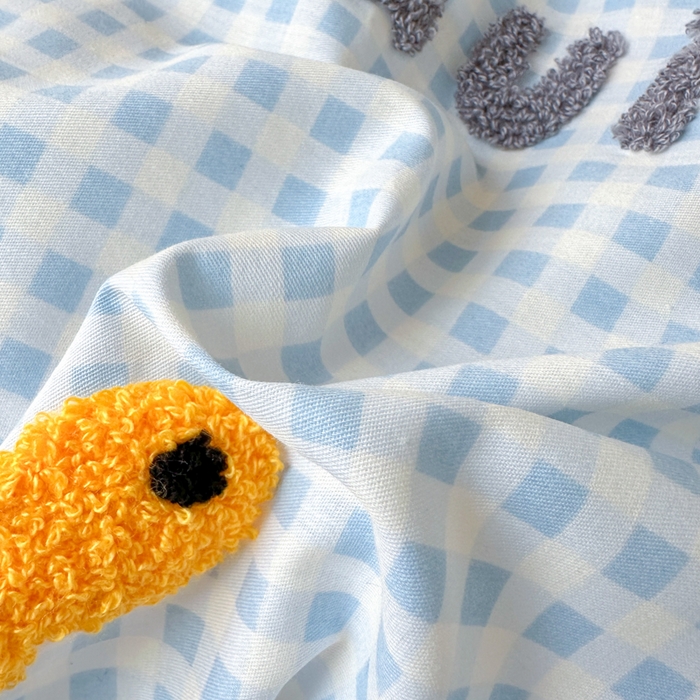 91家纺网 家纺一手货源 找家纺 如意朵 2025新款全棉小清新绣花学生季三四件套 企鹅抱抱