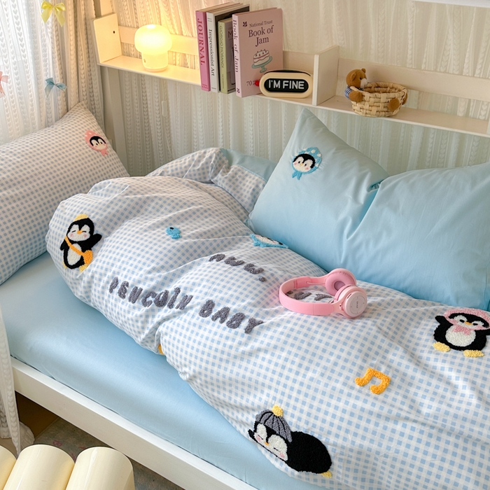 91家纺网 家纺一手货源 找家纺 如意朵 2025新款全棉小清新绣花学生季三四件套 企鹅抱抱