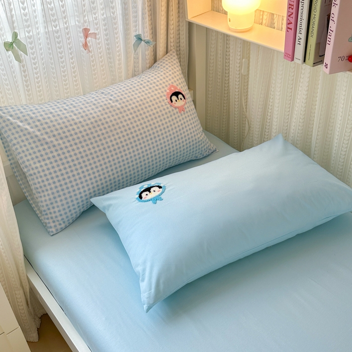 91家纺网 家纺一手货源 找家纺 如意朵 2025新款全棉小清新绣花学生季三四件套 企鹅抱抱