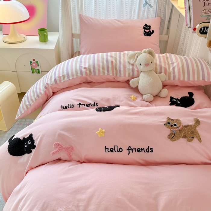 91家纺网 家纺一手货源 找家纺 如意朵 2025新款全棉小清新绣花学生季三四件套 猫咪家族