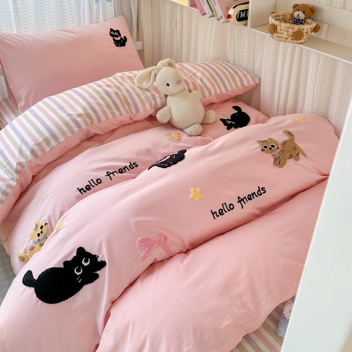 91家纺网 家纺一手货源 找家纺 如意朵 2025新款全棉小清新绣花学生季三四件套 猫咪家族