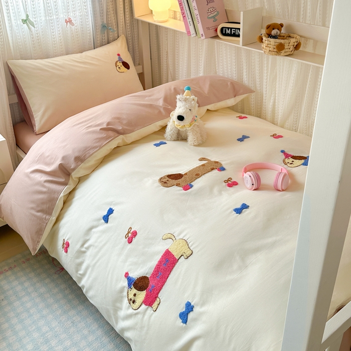 91家纺网 家纺一手货源 找家纺 如意朵 2025新款全棉小清新绣花学生季三四件套 狗狗家族