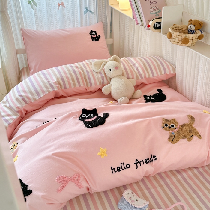 91家纺网 家纺一手货源 找家纺 如意朵 2025新款全棉小清新绣花学生季三四件套 猫咪家族