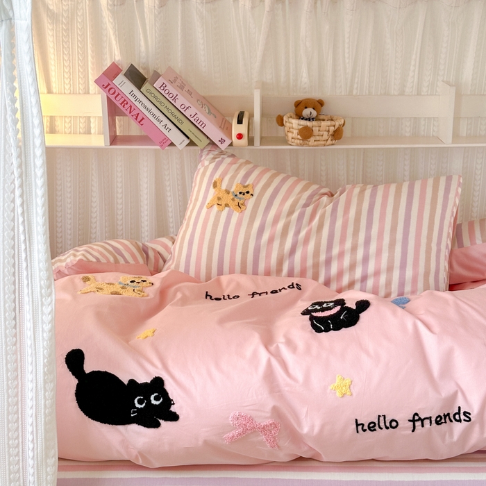 91家纺网 家纺一手货源 找家纺 如意朵 2025新款全棉小清新绣花学生季三四件套 猫咪家族