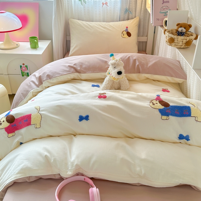 91家纺网 家纺一手货源 找家纺 如意朵 2025新款全棉小清新绣花学生季三四件套 狗狗家族