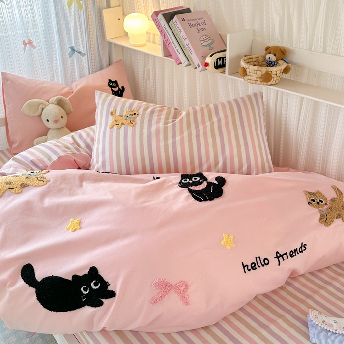 91家纺网 家纺一手货源 找家纺 如意朵 2025新款全棉小清新绣花学生季三四件套 猫咪家族