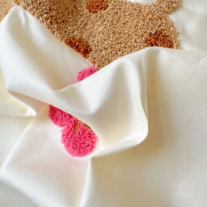 91家纺网 家纺一手货源 找家纺 如意朵 2025新款全棉小清新绣花学生季三四件套 狗狗家族