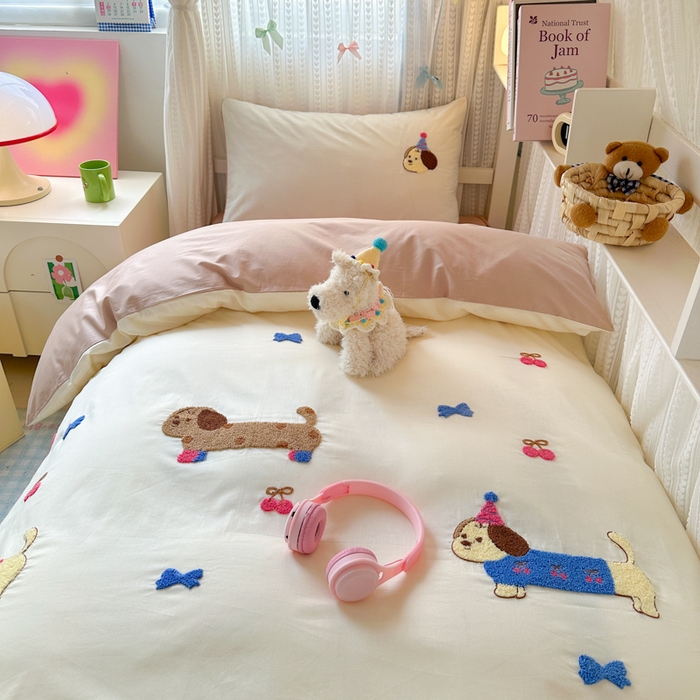 91家纺网 家纺一手货源 找家纺 如意朵 2025新款全棉小清新绣花学生季三四件套 狗狗家族