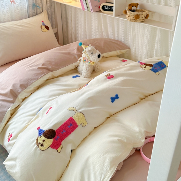 91家纺网 家纺一手货源 找家纺 如意朵 2025新款全棉小清新绣花学生季三四件套 狗狗家族