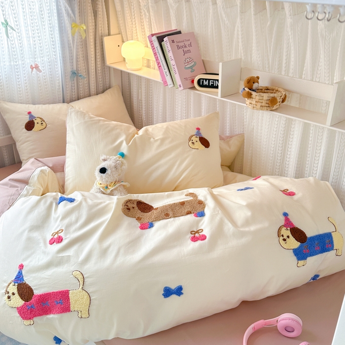 91家纺网 家纺一手货源 找家纺 如意朵 2025新款全棉小清新绣花学生季三四件套 狗狗家族