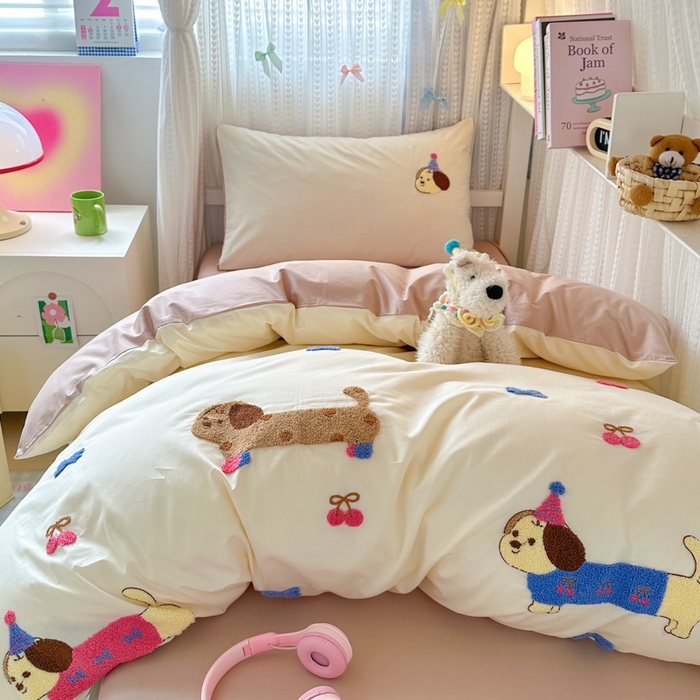 91家纺网 家纺一手货源 找家纺 如意朵 2025新款全棉小清新绣花学生季三四件套 狗狗家族