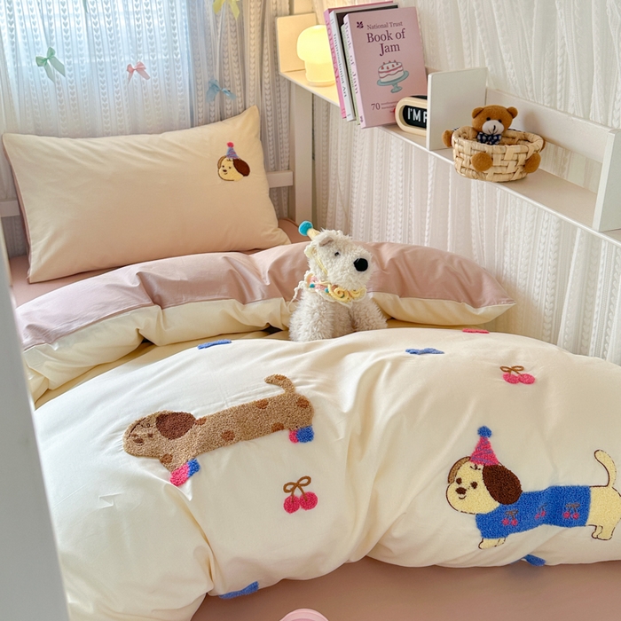 91家纺网 家纺一手货源 找家纺 如意朵 2025新款全棉小清新绣花学生季三四件套 狗狗家族