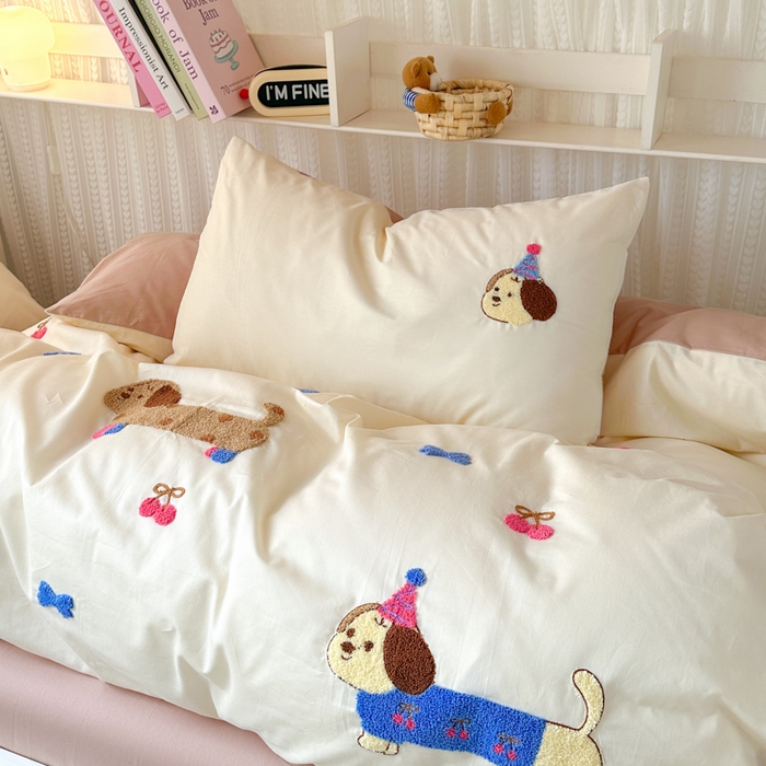 91家纺网 家纺一手货源 找家纺 如意朵 2025新款全棉小清新绣花学生季三四件套 狗狗家族