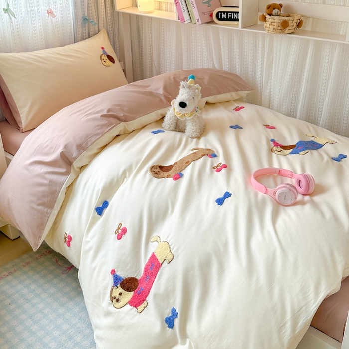 91家纺网 家纺一手货源 找家纺 如意朵 2025新款全棉小清新绣花学生季三四件套 狗狗家族