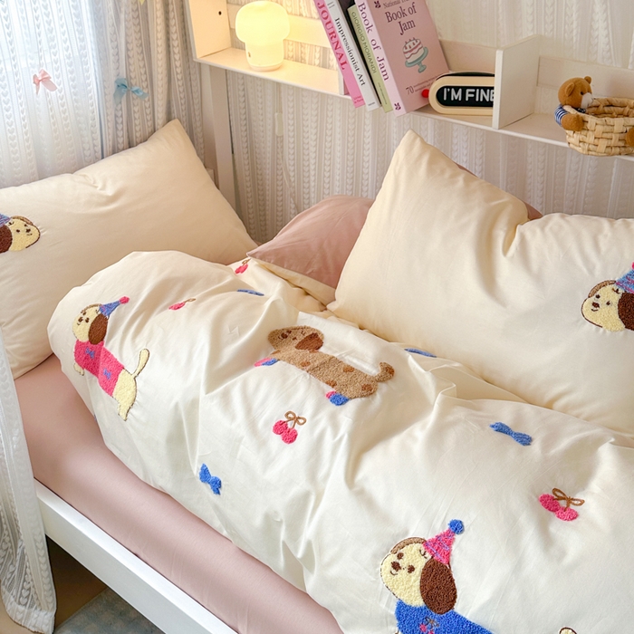 91家纺网 家纺一手货源 找家纺 如意朵 2025新款全棉小清新绣花学生季三四件套 狗狗家族