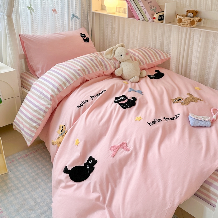 91家纺网 家纺一手货源 找家纺 如意朵 2025新款全棉小清新绣花学生季三四件套 猫咪家族