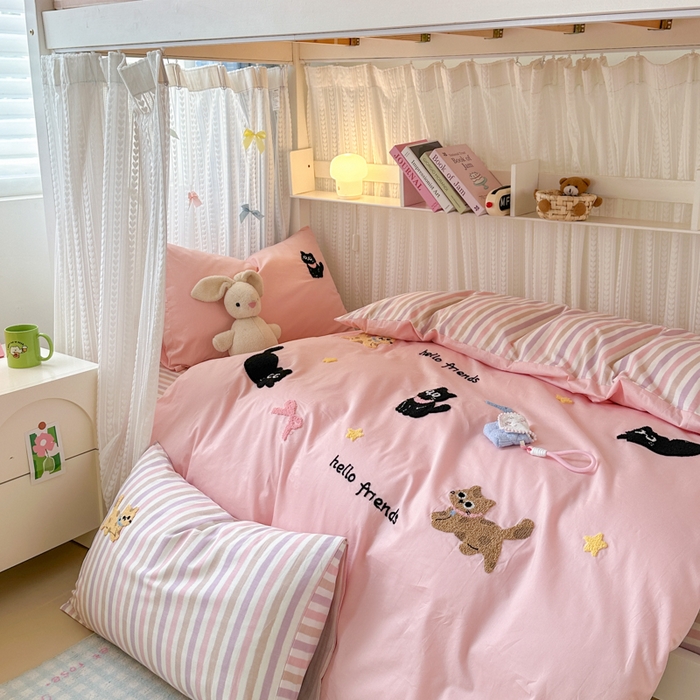 91家纺网 家纺一手货源 找家纺 如意朵 2025新款全棉小清新绣花学生季三四件套 猫咪家族