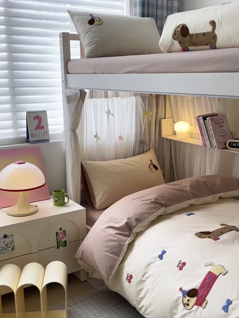 91家纺网 家纺一手货源 找家纺 如意朵 2025新款全棉小清新绣花学生季三四件套 狗狗家族