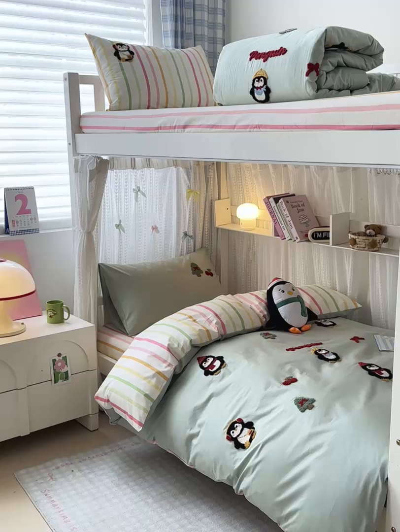 91家纺网 家纺一手货源 找家纺 如意朵 2025新款全棉小清新绣花学生季三四件套 小企鹅