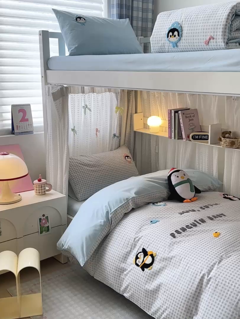 91家纺网 家纺一手货源 找家纺 如意朵 2025新款全棉小清新绣花学生季三四件套 企鹅抱抱