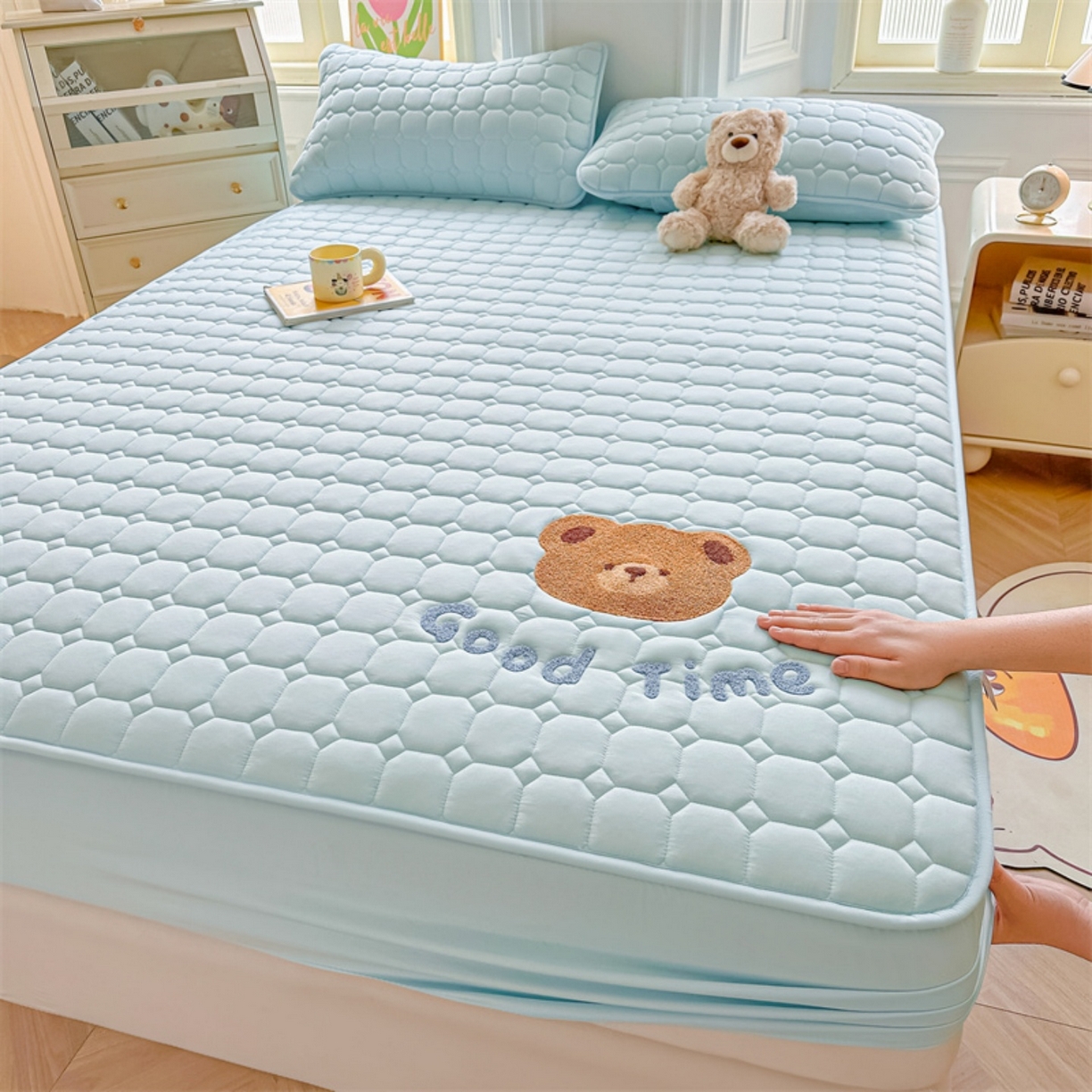 91家纺网 家纺一手货源 找家纺 （总）雯豆家纺 2025新品刺绣款毛巾绣夹棉床笠三件套纯色素色床护垫保护套