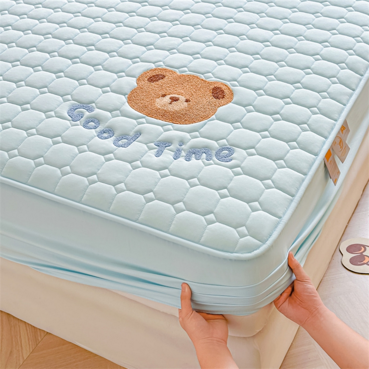 91家纺网 家纺一手货源 找家纺 （总）雯豆家纺 2025新品刺绣款毛巾绣夹棉床笠三件套纯色素色床护垫保护套