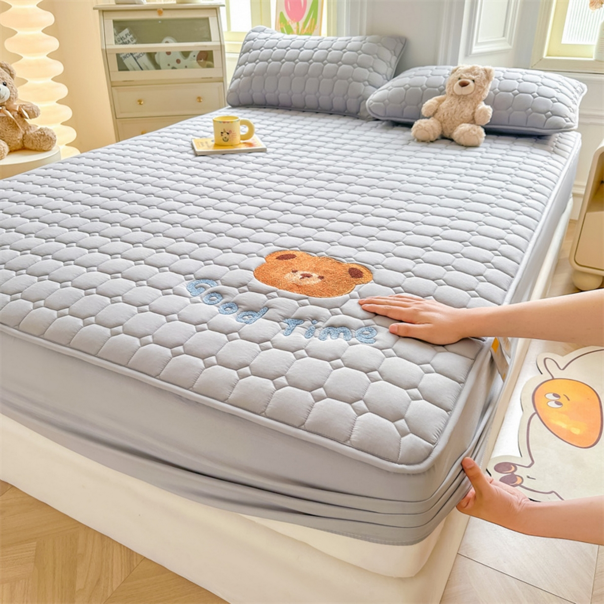 91家纺网 家纺一手货源 找家纺 （总）雯豆家纺 2025新品刺绣款毛巾绣夹棉床笠三件套纯色素色床护垫保护套