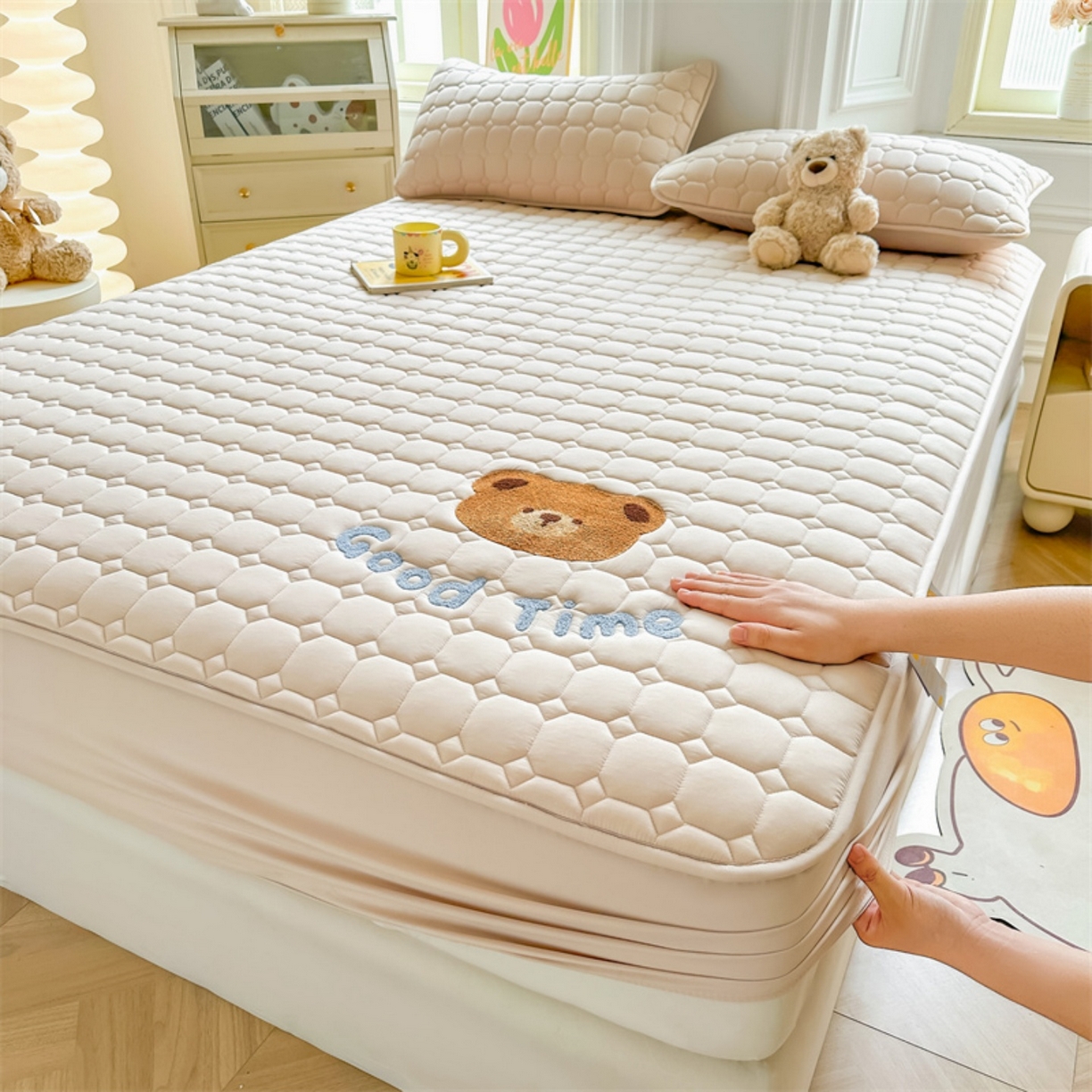 91家纺网 家纺一手货源 找家纺 （总）雯豆家纺 2025新品刺绣款毛巾绣夹棉床笠三件套纯色素色床护垫保护套